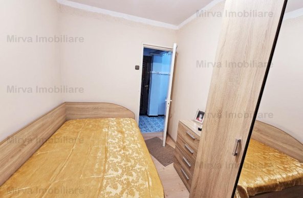 Vanzare apartament 3 camere, semi-mobilat, zona Vest