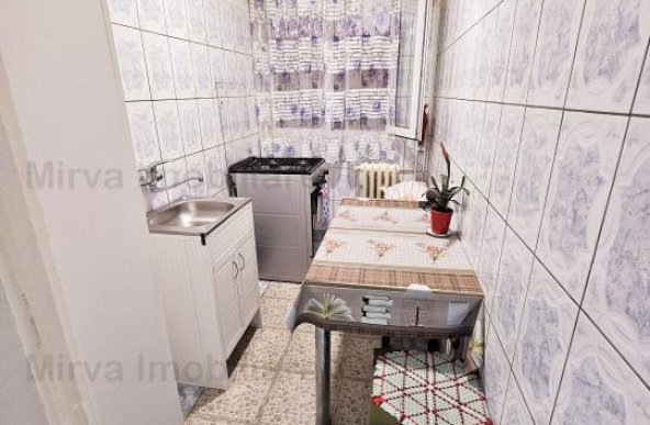 Vanzare apartament 3 camere, semi-mobilat, zona Vest