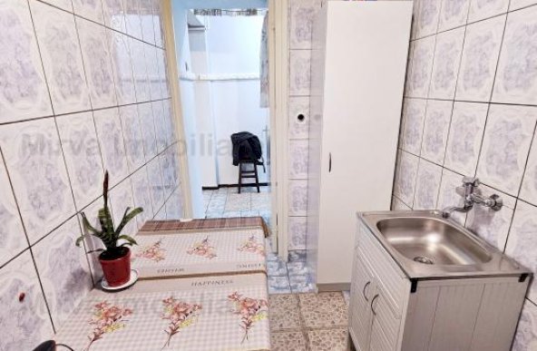 Vanzare apartament 3 camere, semi-mobilat, zona Vest