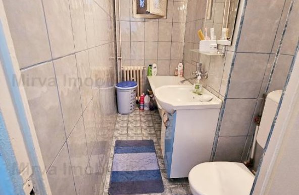 Vanzare apartament 3 camere, semi-mobilat, zona Vest