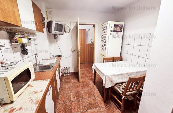 Vanzare apartament 3 camere, 2 bai, etaj 1, zona Cantacuzino