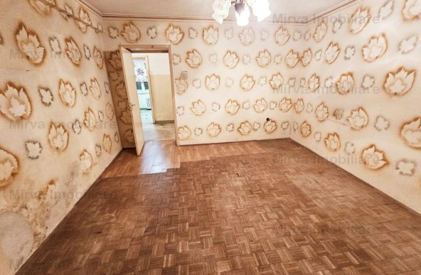 Vanzare apartament 2 camere, decomandat, cu balcon, zona Republicii