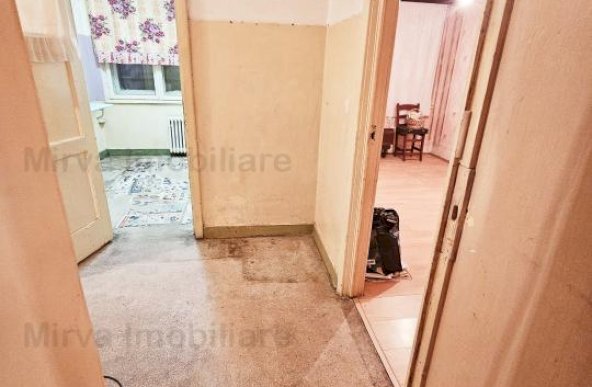 Vanzare apartament 2 camere, decomandat, cu balcon, zona Republicii