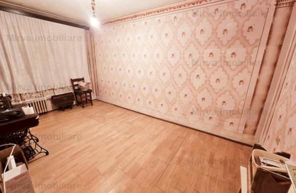 Vanzare apartament 2 camere, decomandat, cu balcon, zona Republicii