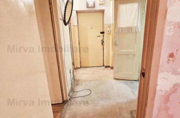 Vanzare apartament 2 camere, decomandat, cu balcon, zona Republicii