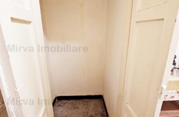 Vanzare apartament 2 camere, decomandat, cu balcon, zona Republicii