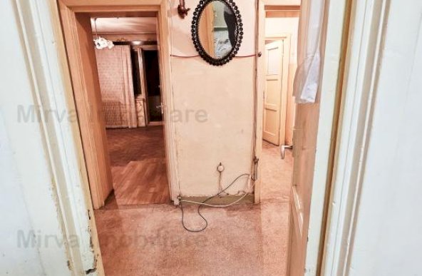 Vanzare apartament 2 camere, decomandat, cu balcon, zona Republicii