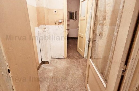 Vanzare apartament 2 camere, decomandat, cu balcon, zona Republicii