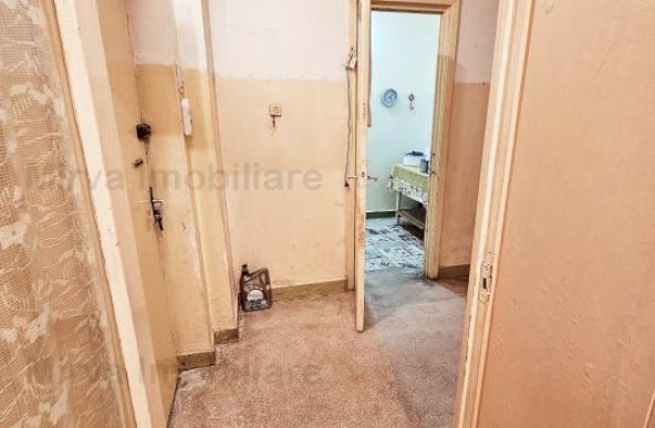 Vanzare apartament 2 camere, decomandat, cu balcon, zona Republicii