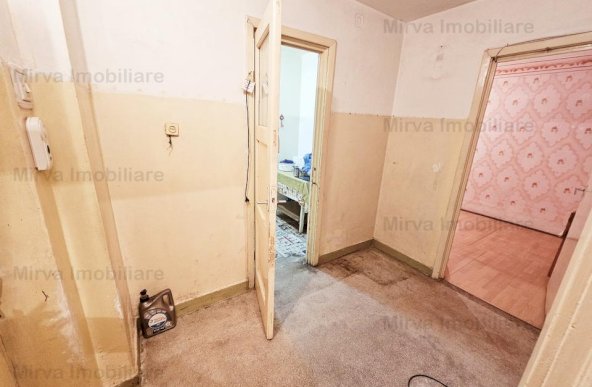 Vanzare apartament 2 camere, decomandat, cu balcon, zona Republicii