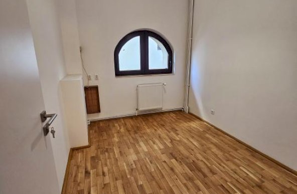 Inchiriere spatiu birouri 5 camere, utilitati incluse, zona Centrala