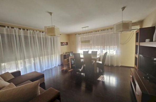 Inchiriere apartament bloc nou cu garaj, centru Pitesti