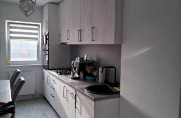 Apartament renovat, 3 camere, complet mobilat – Vasile Aaron, Sibiu cu balcon