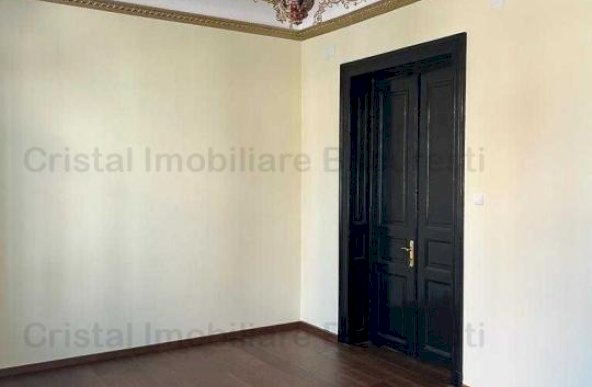 Vand apartament 4  camere  zona Calea Calarasilor