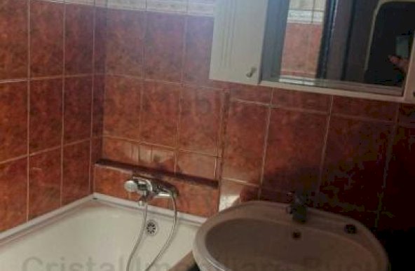 Închiriez apartament 3 camere si 2 bai, aer conditionat, Crangasi