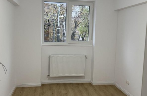 Apartament 3 camere de vanzare Drumul Taberei, metrou Raul Doamnei