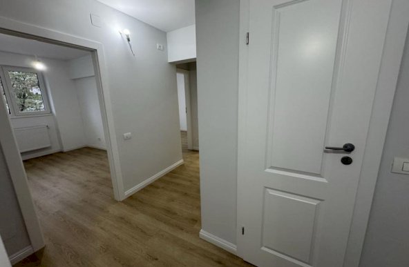 Apartament 3 camere de vanzare Drumul Taberei, metrou Raul Doamnei