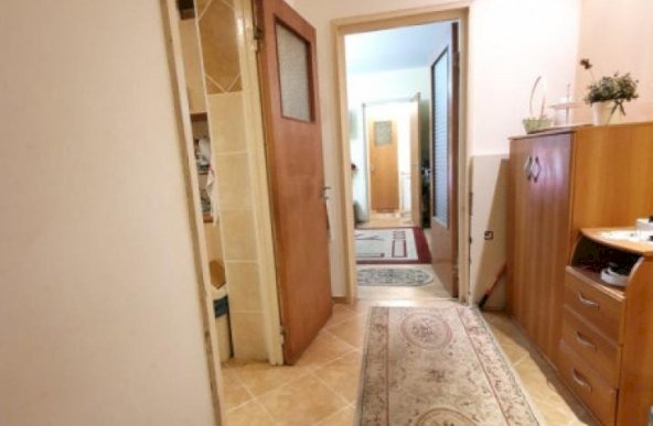 Apartament 3 camere, Centrala, etaj 1/4 , metrou 1 Decembrie