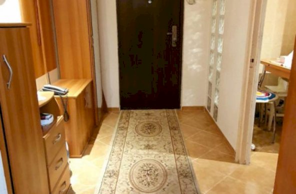 Apartament 3 camere, Centrala, etaj 1/4 , metrou 1 Decembrie