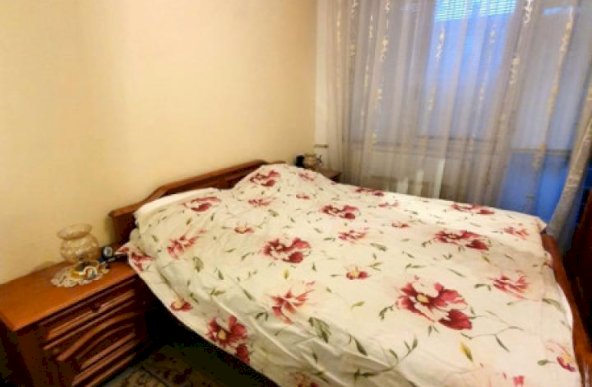 Apartament 3 camere, Centrala, etaj 1/4 , metrou 1 Decembrie