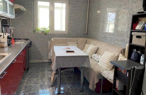 Apartament 3 camere, decomandat, centrala proprie, metrou