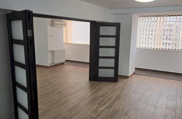 Inchiriez apartament 4 camere, zona Decebal, aproape de metrou, proaspat renovat