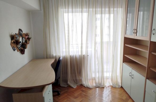 Inchiriez apartament 3 camere, zona Unirii, decomandat