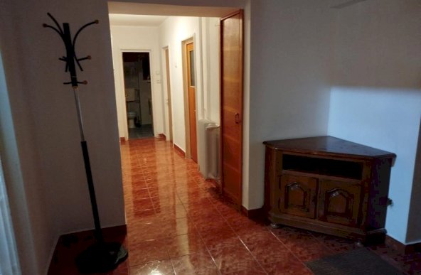 Inchiriez apartament 3 camere, zona Unirii, decomandat