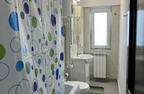 Inchiriez apartament 2 camere, zona Decebal, decomandat, dotat cu boiler