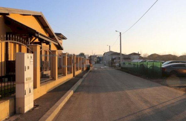 Otopeni - zone Ferme, vila P+1, 4 camere,  3 dormitoare, 3 bai,  COMISION 0%