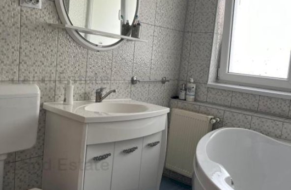 Apartament cu 3 camere Bulevardul Tineretului ( Vedere Spate )