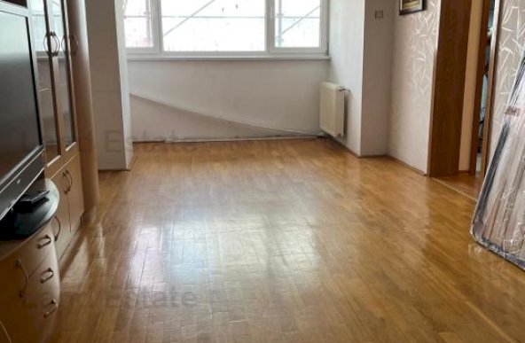 Apartament cu 3 camere Bulevardul Tineretului ( Vedere Spate )