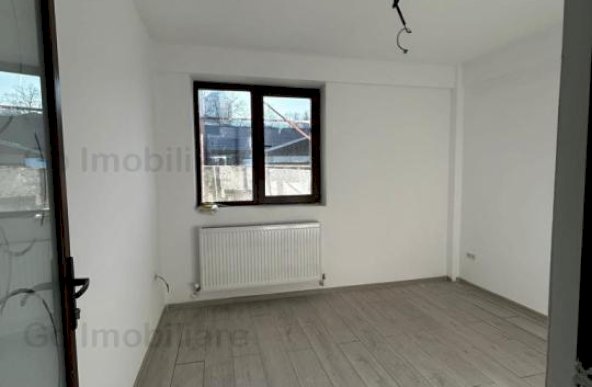 Apartament cu 4 camere si 2 balcoane in casa tip vila,  Podul de Fier