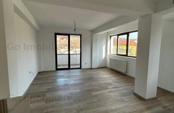 Apartament cu 4 camere si 2 balcoane in casa tip vila,  Podul de Fier