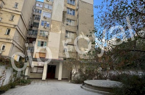 Vand apartament 3 camere,3 terase,2 bai,parc Cismigiu,cu intrare chiar din parc,Str. Brezoianu