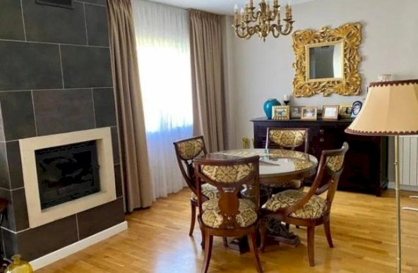 Inchiriere apartament 3 camere cu acces la piscina