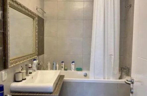 Inchiriere apartament 3 camere cu acces la piscina