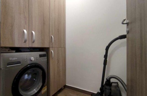 Inchiriem apartament 2 camere foarte bine intretinut zona Coresi