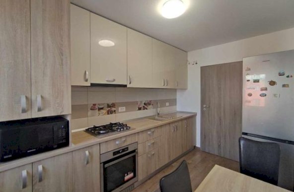 Inchiriem apartament 2 camere foarte bine intretinut zona Coresi