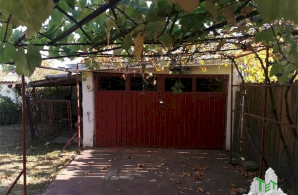 Casa camere spatioase (living 45mp) cu garaj langa Padurea Rosu