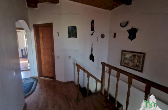 Casa camere spatioase (living 45mp) cu garaj langa Padurea Rosu