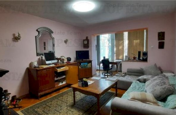 Vanzare apartament 3 camere in Vila Pajura