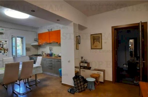 Vanzare apartament 3 camere in Vila Pajura