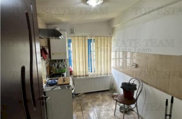 Vila cu piscina, 8 camere, 2 bucatarii, 472 mp si toate utilitatile, zona Rahova