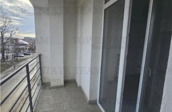Apartament 3 camere decomandat balcon spatios in Rosu