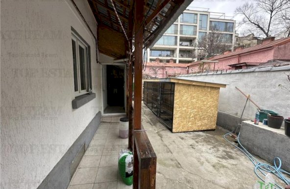 Casa cu 2 camere si mansarda, curte comuna, zona Calea Victoriei, sector 1