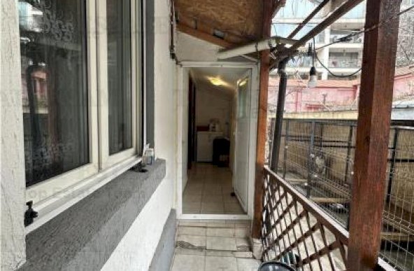 Casa cu 2 camere si mansarda, curte comuna, zona Calea Victoriei, sector 1