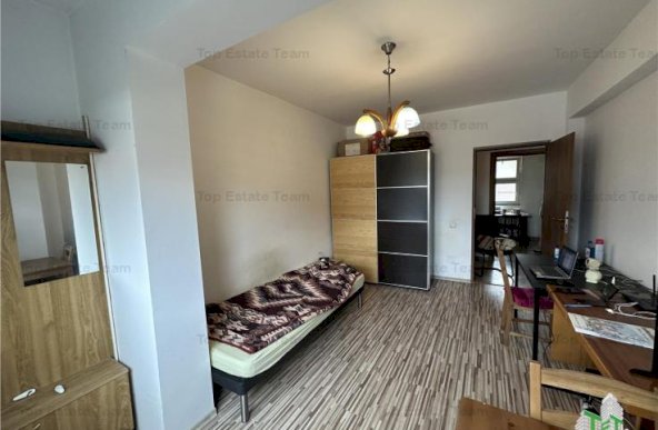 Apartament 2 camere etaj1 in zona Uverturii-Rosu