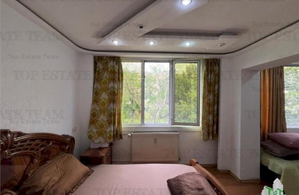 Apartament de 4 camere transformat in 3, strada Spinis