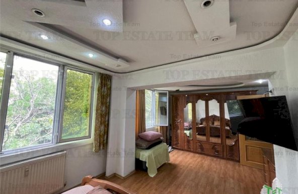 Apartament de 4 camere transformat in 3, strada Spinis